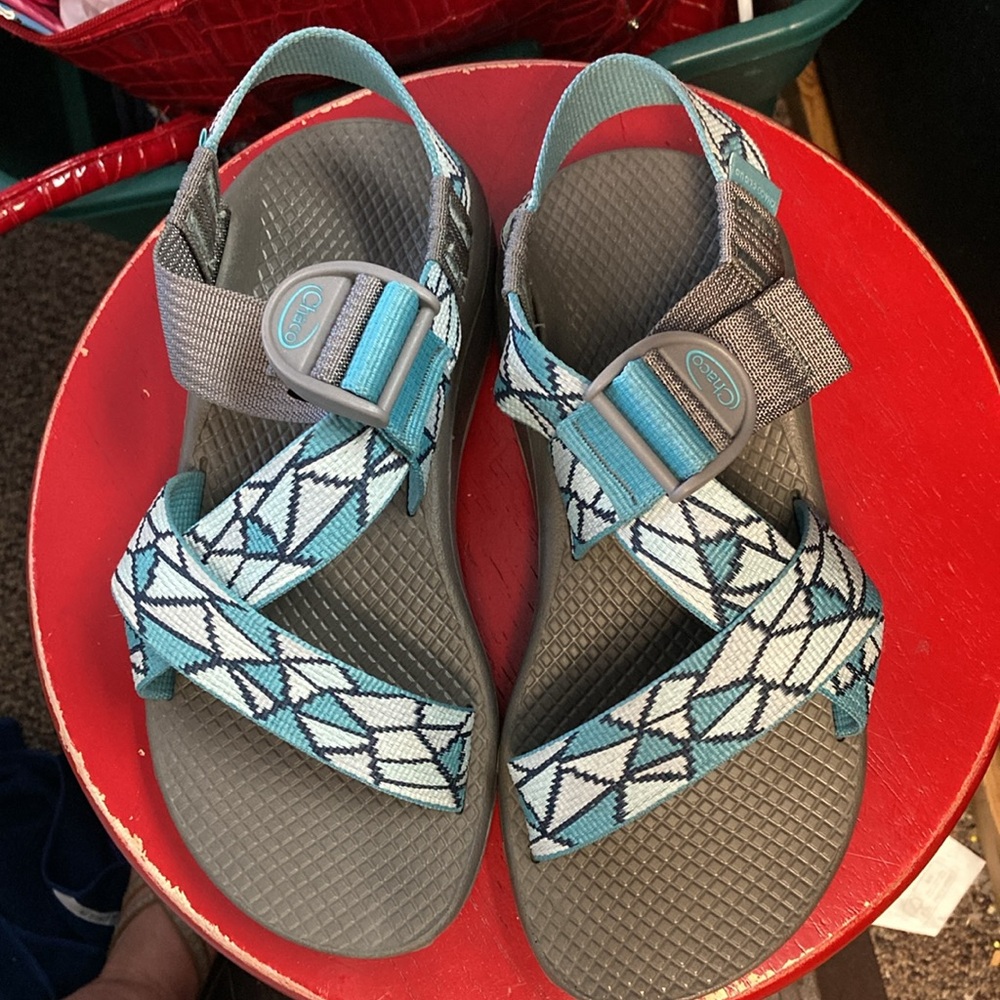 Chaco Cloud Women's Sandals size 6 NWOT
Blue geometric design with sizing info